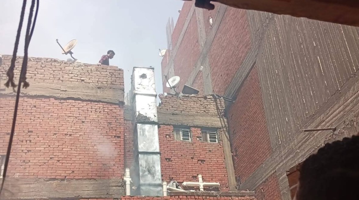 الدخان يتصاعد من موقع الحريق 