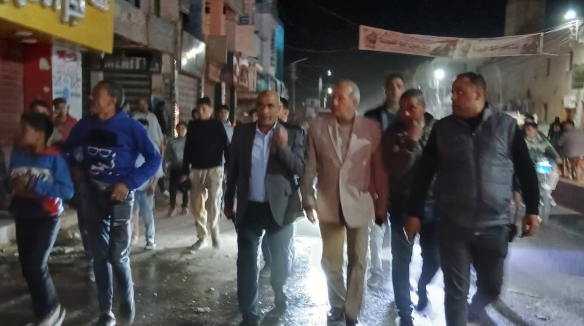 صورة أثناء متابعة اللواء طارق هيبة قرار الإغلاق في الفيوم 