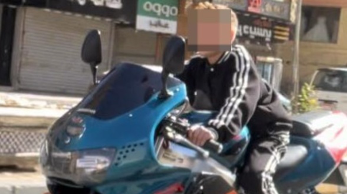 طفل يقود موتوسيكل ريس