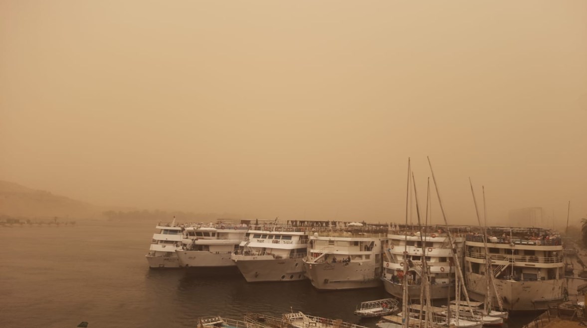 وقف حركة العبارات والعائمات بأسوان