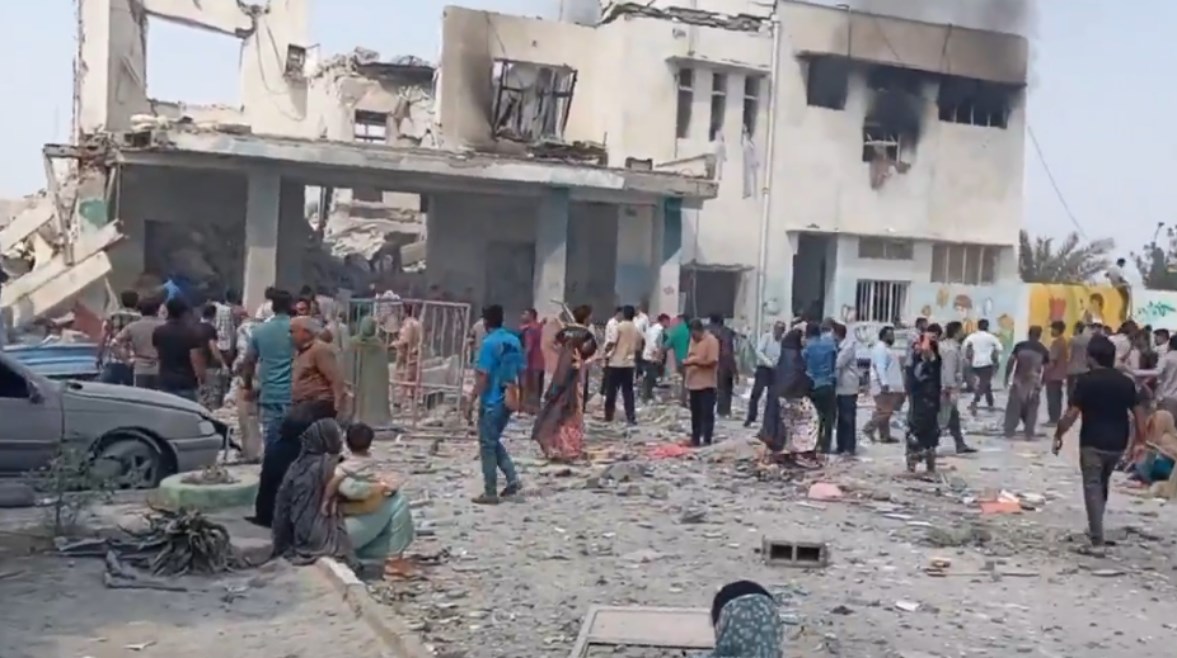 قصف مدرسة في إيران