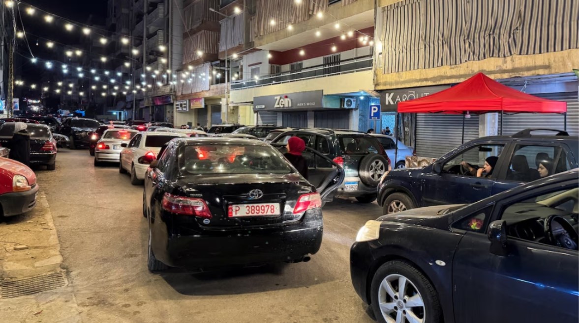 أشخاص يفرون بعد الغارات الإسرائيلية على الضاحية الجنوبية لبيروت في لبنان 