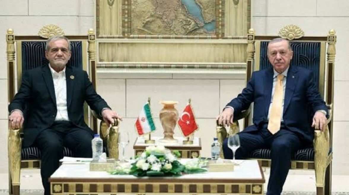 الرئيس التركي رجب طيب أردوغان ونظيره الإيراني مسعود بزشكيان