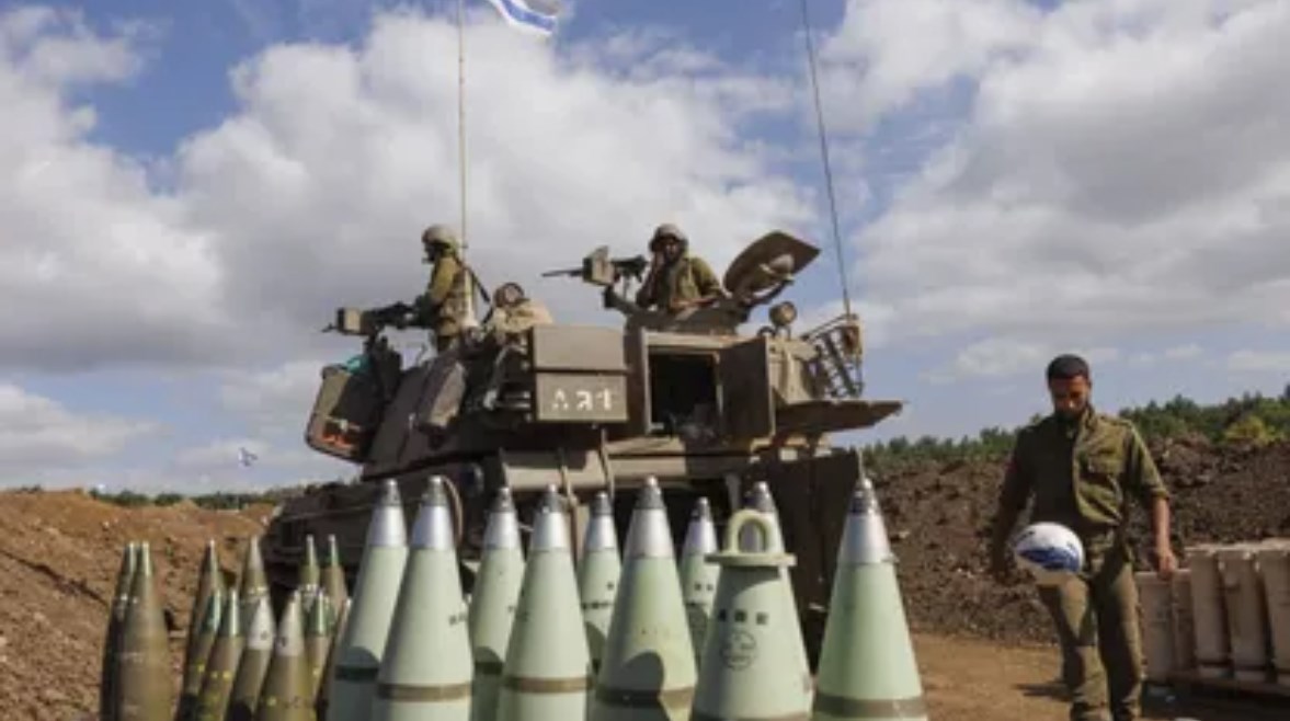 مركبة عسكرية مسلحة داخل إحدى قواعد المدفعية التابعة للجيش الإسرائيلي