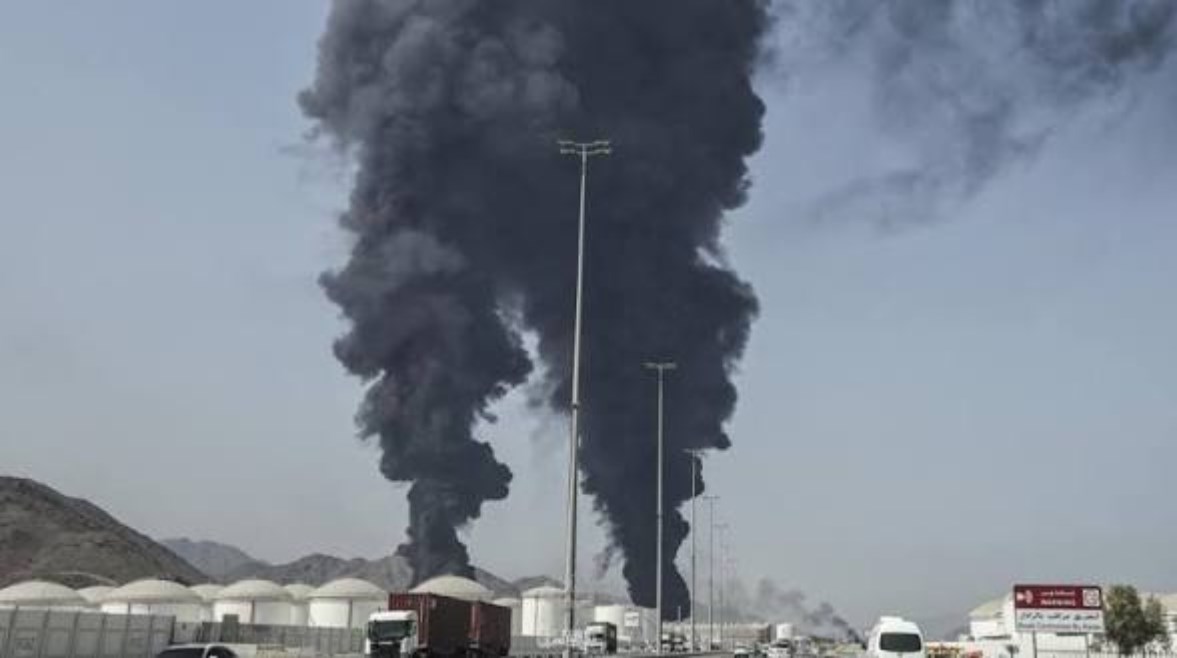 تصاعد الدخان من اتجاه منشأة طاقة رئيسية في إمارة الفجيرة في الإمارات العربية المتحدة