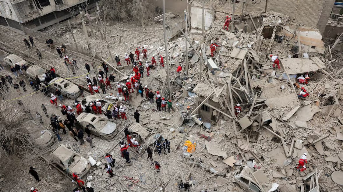 يعمل رجال الإنقاذ في موقع غارة جوية استهدفت مبنى سكنيًا في طهران 