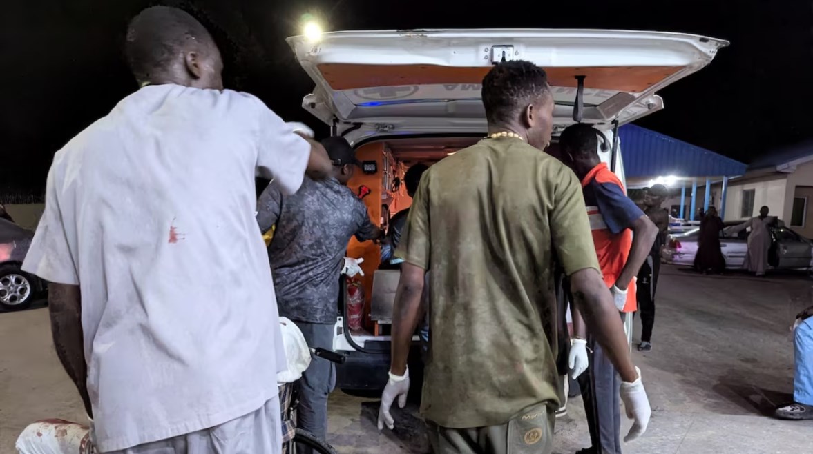 أفراد من الصليب الأحمر النيجيري ينقلون المصابين إلى سيارة إسعاف بعد انفجارات شهدتها مايدوجوري 