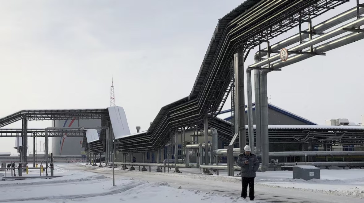 صهريج لتخزين النفط في ميناء أوست-لوجا على بحر البلطيق بروسيا