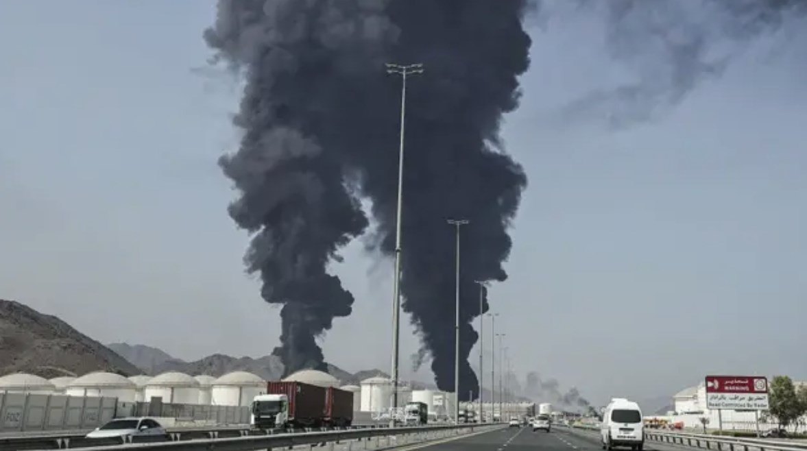 أعمدة الدخان تتصاعد من جهة منشأة طاقة في إمارة الفجيرة بالإمارات العربية المتحدة