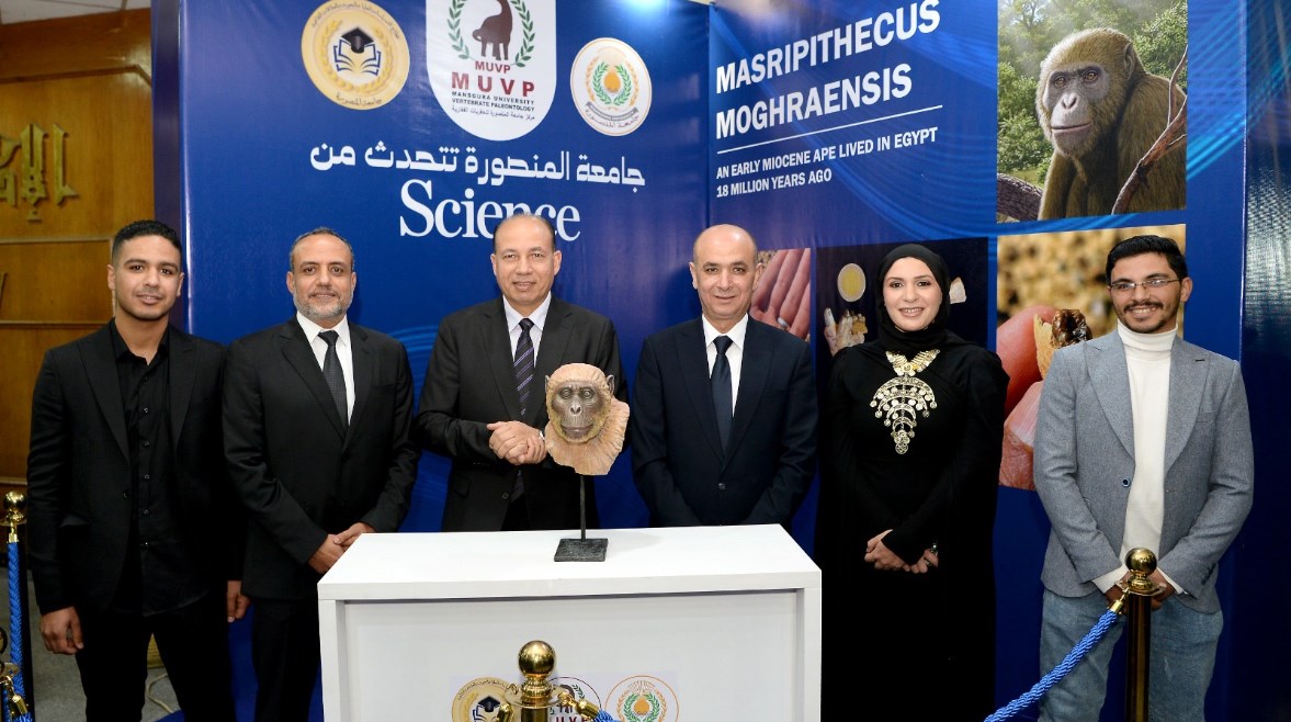 رئيس جامعة المنصورة وفريق سلام لاب