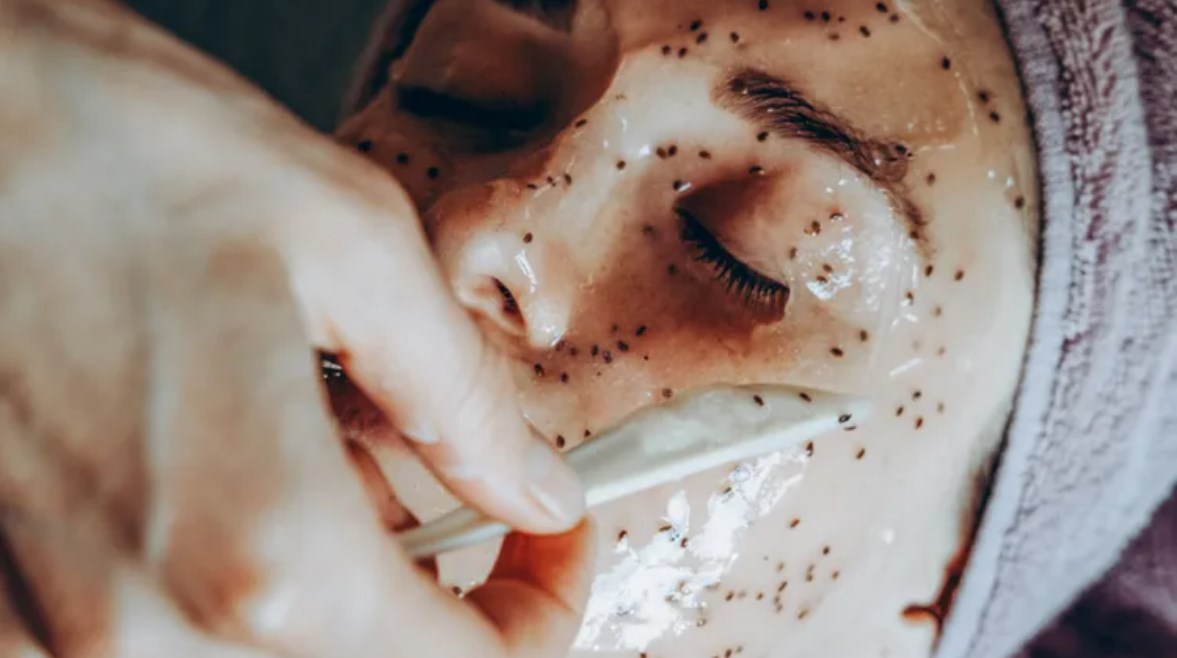 قناع بذور الكتان لإشراقة مؤقتة قبل العيد