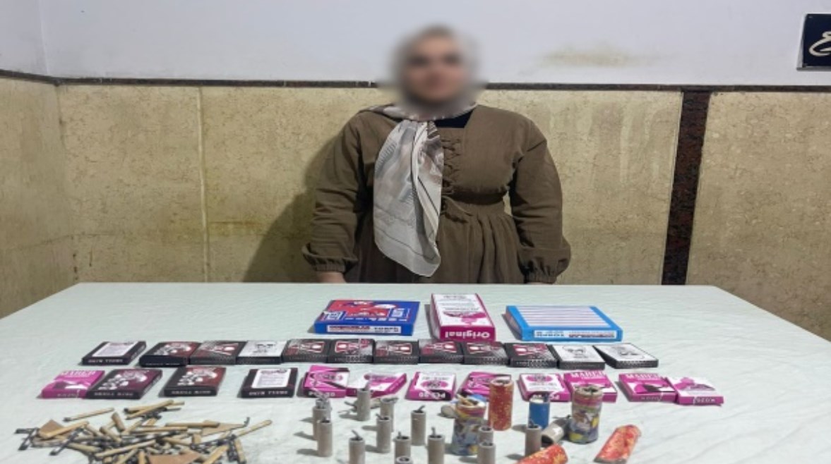 المتهمة وبعض المضبوطات