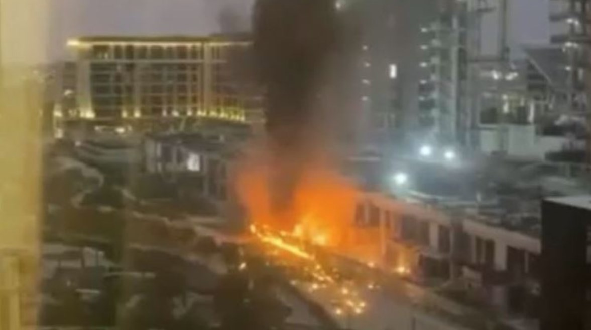 آثار إحدى الهجمات الإيرانية على الإمارات