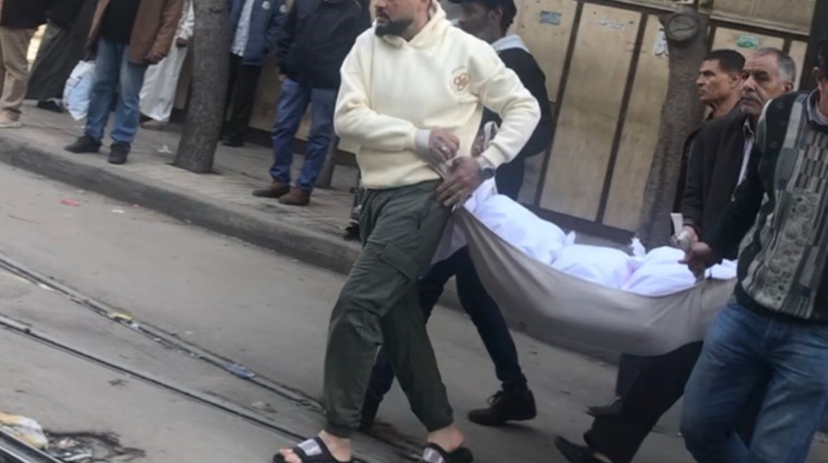 الأهالي يحاولون نقل الجثث 