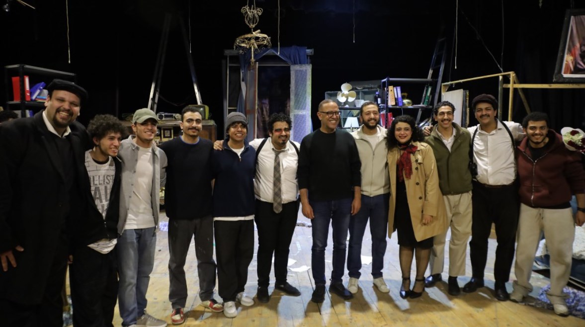 الفنان أشرف عبد الباقي وسط فريق مسرحية موت فوضوي