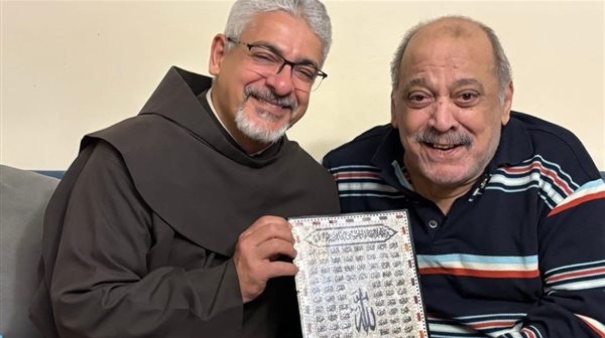 الأب بطرس دانيال والفنان ضياء الميرغني