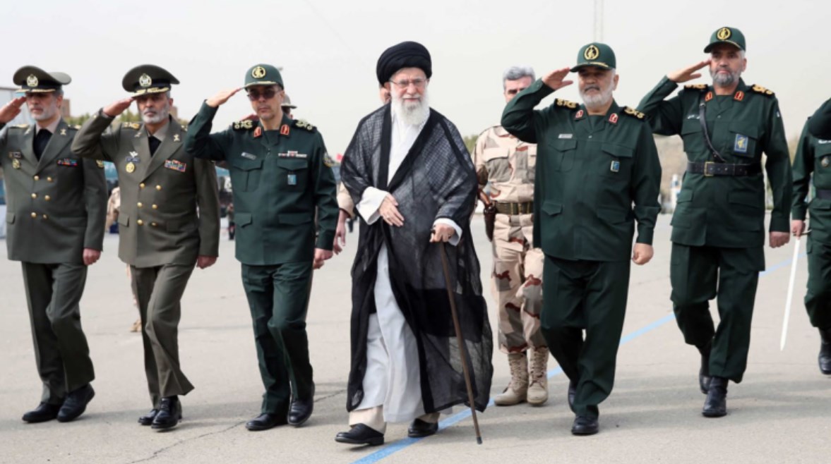 الجمع بين السلطة الدينية والمؤسسات الجمهورية في إيران