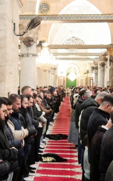 مئات المصلين الفلسطينيين يصلون الفجر في المسجد الأقصى اليوم الخميس 