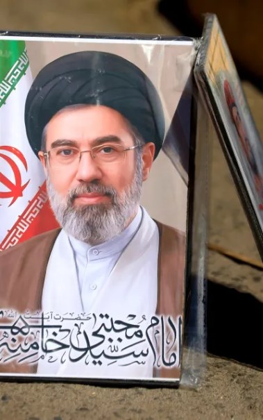 لاقتة مؤيدة للمرشد الإيراني الجديد مجتبى خامنئي