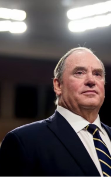  إقالة جون فيلان، وزير البحرية الأمريكية من منصبه