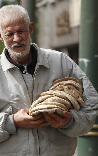 مواطن يحمل الخبز