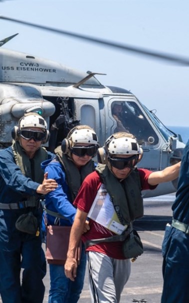 جنود أمريكيون على متن حاملة الطائرات