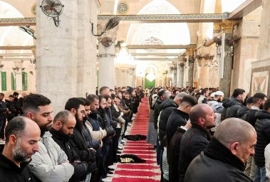 مئات المصلين الفلسطينيين يصلون الفجر في المسجد الأقصى اليوم الخميس 