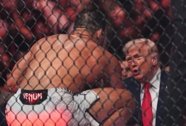 ترامب يحضر نزالاً في بطولة UFC بينما تتعثر محادثات السلام في إسلام أباد