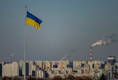 علم أوكرانيا يرفرف فوق العاصة كييف