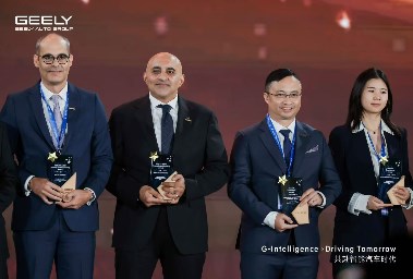 المهندس تامر قطب، نائب الرئيس التنفيذي لمجموعة "أبو غالي موتورز خلال استلام الجائزة 