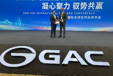 فريق "جميل موتورز" خلال استلام الجائزة 