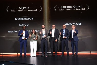 فريق إكسيد مصر خلال استلام الجائزة 