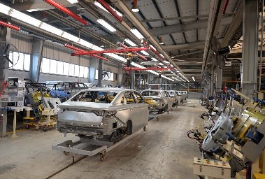 مصنع سيارات ــ تعبيرية 