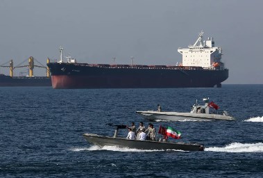 عناصر من الحرس الثوري في مضيق هرمز