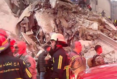 فرق الانقاذ في موقع الحدث