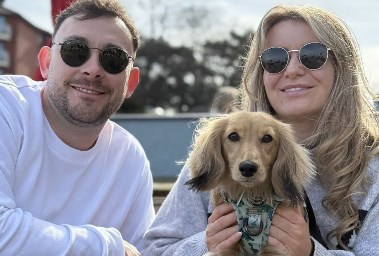 الكلب ويلسون رفقة الزوجان