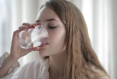 شرب الماء على الريق