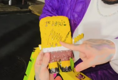 دمية "سبونج بوب" موقعة من مادورو 