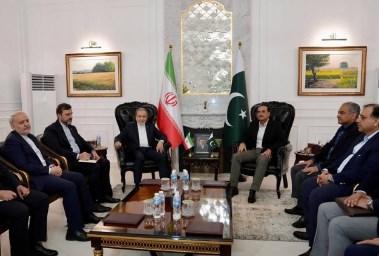 وزير الخارجية الإيراني عباس عراقجي ورئيس أركان الجيش الباكستاني