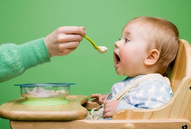 طفل يتناول الطعام - أرشيفية