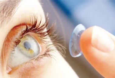 عدسات لاصقة 