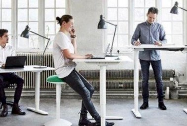 الجلوس والوقوف في العمل