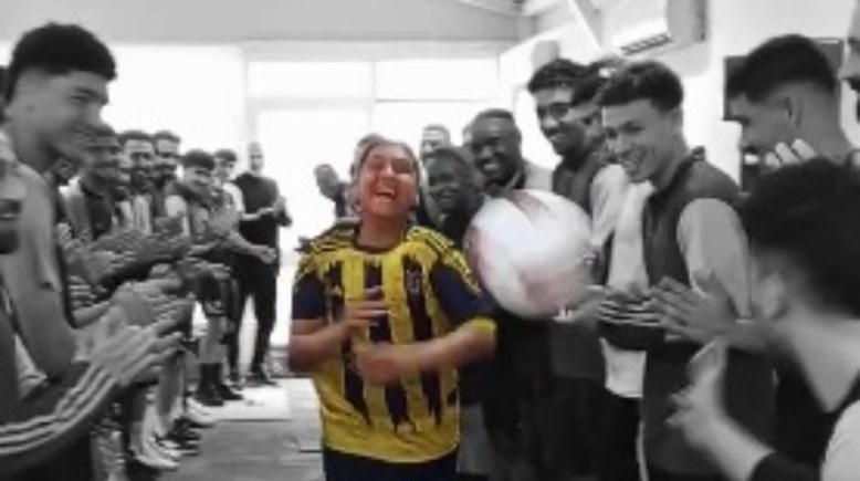 الطفل حامل الكرات