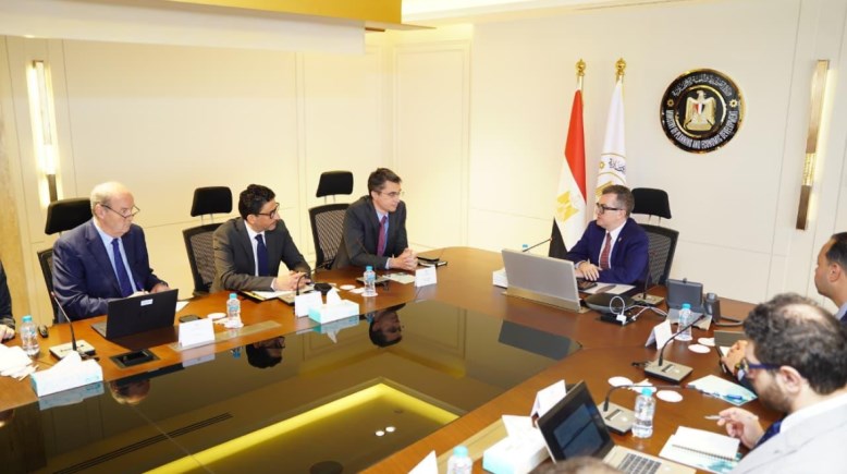 وزير التخطيط يجتمع مع ممثلي البنك الدولي 