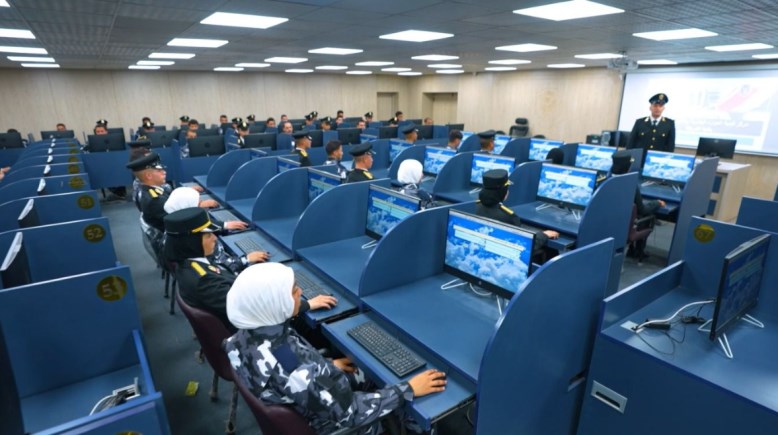 طلبة الجامعات  داخل أكاديمية الشرطة