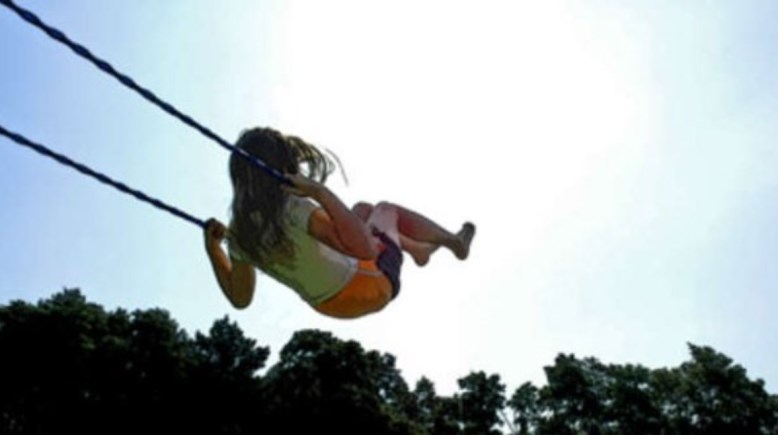 سقوط أرجوحة على صغيرة