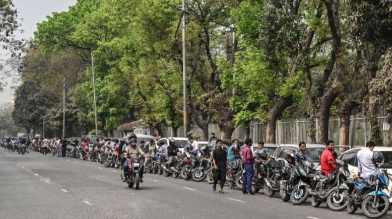 طوابير طويلة تصطف للحصول على الوقود لدراجتهم النارية في بنجلاديش 