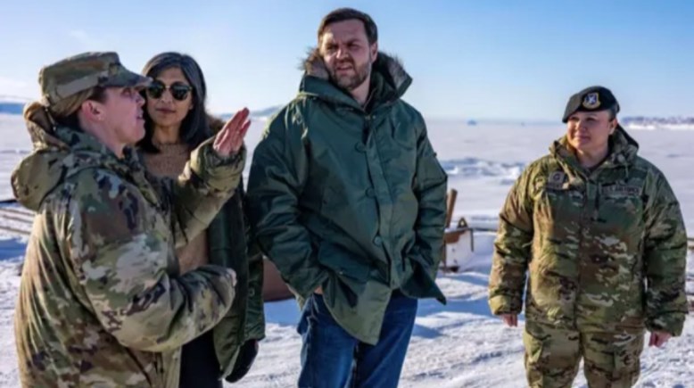 جيه دي فانس، نائب الرئيس الأمريكي برفقة مسؤولين أمريكيين في جرينلاند،  صورة أرشيفية 