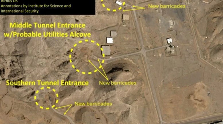 سواتر ترابية في أصفهان، حيث يُعتقد أن نصف مخزون طهران من اليورانيوم عالي التخصيب مُخزّن هناك