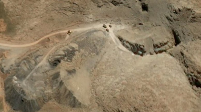 قاعدة صواريخ بالقرب من خمين، إيران، في 10 أبريل 2026، تظهر جرافة أمامية فوق حطام يسد مدخل نفق